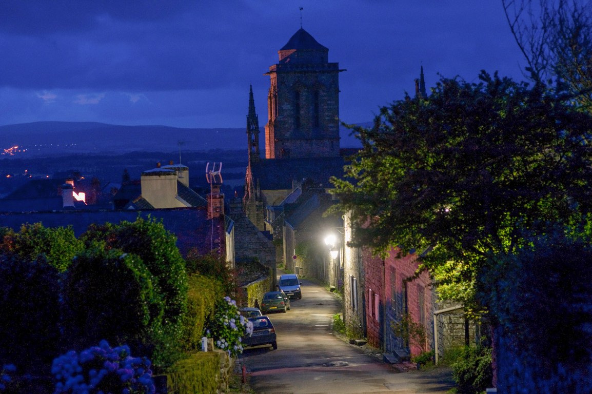 Locronan. Ambiances dans la ville de nuit.