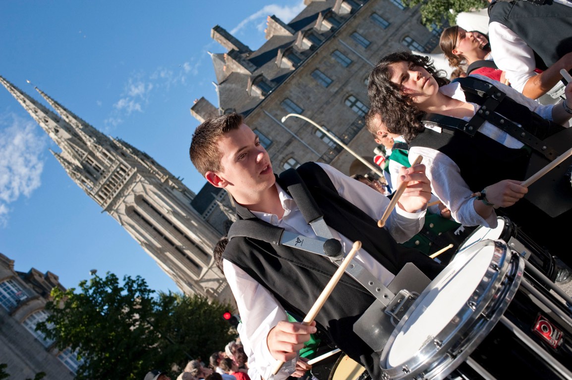 Quimper - Bagad défilant devant la Cathédrale au moment des fêtes de Cornouailles