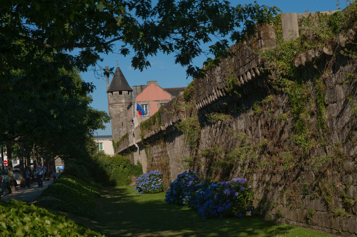 Quimper.  Les remparts.