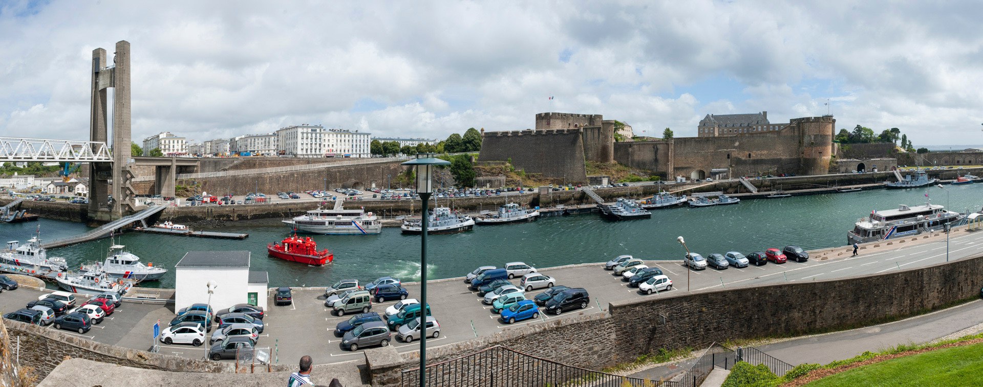 Brest. Pont de la Recouvrance et citadelle devant le Boulevard des français libres..