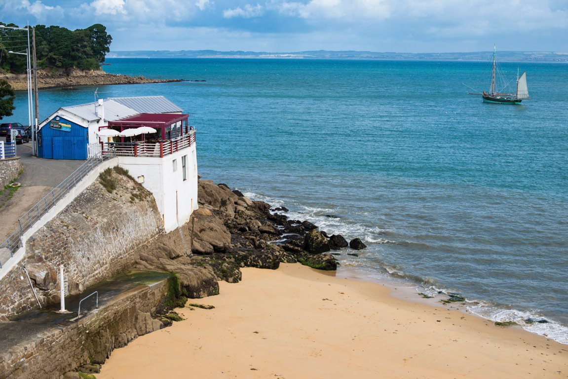 Douarnenez , restaurant "le Bigorneau Amoureux". Un vieux grément passe au large.