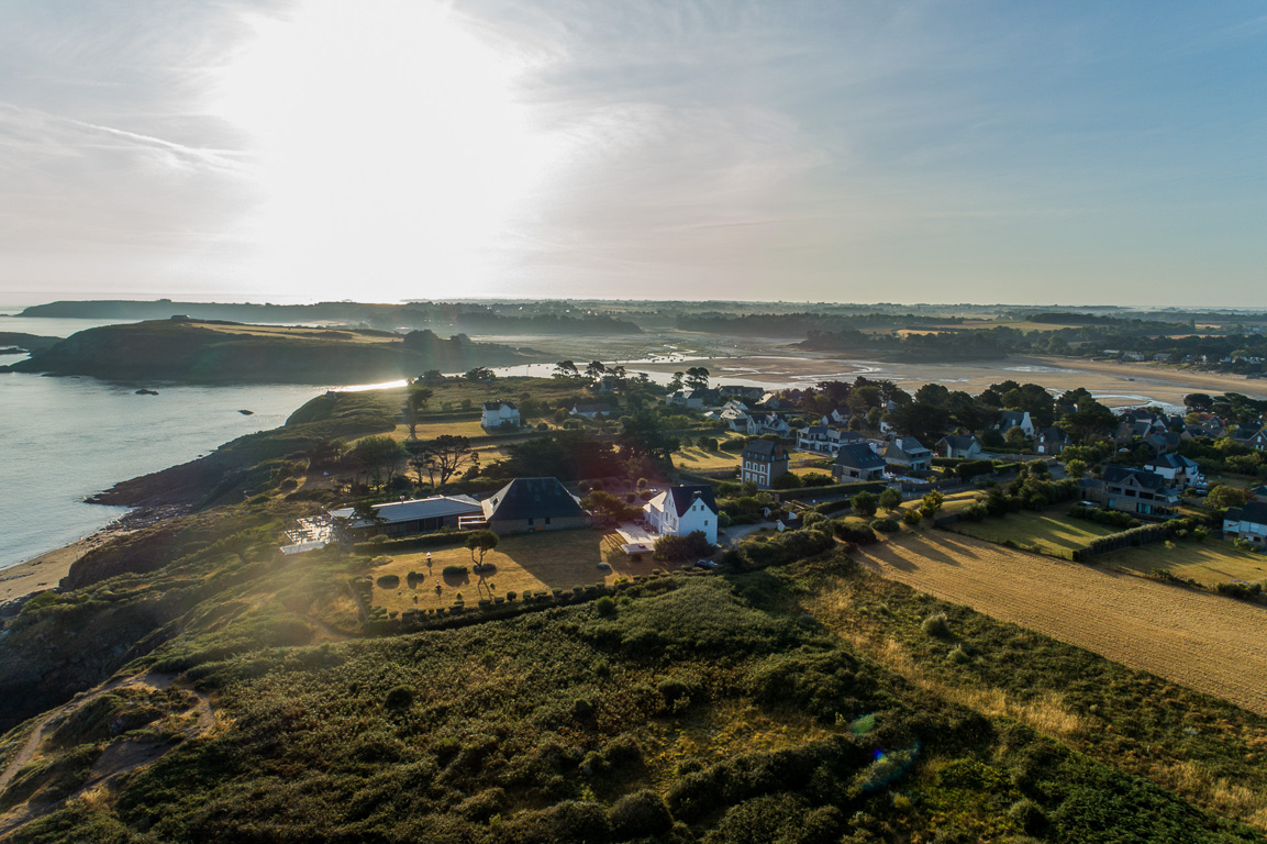 Saint-Malo, quartier de Rotheneuf. Plage du Val, vue de drone.