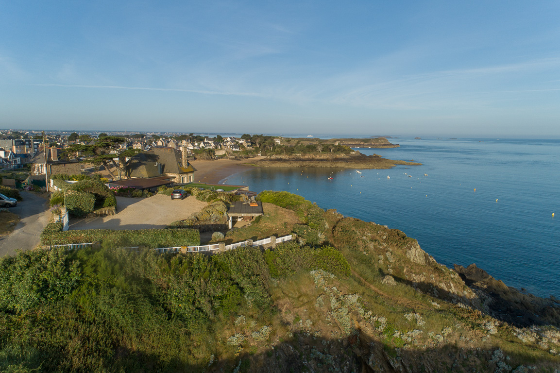 Saint-Malo, quartier de Rotheneuf. Plage du Val, vue de drone.