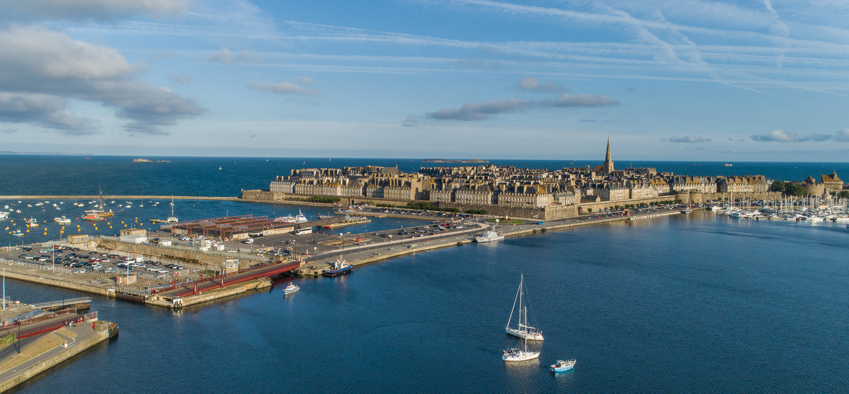 Saint-Malo. Bassin Vauban et la cité Intra-Muros