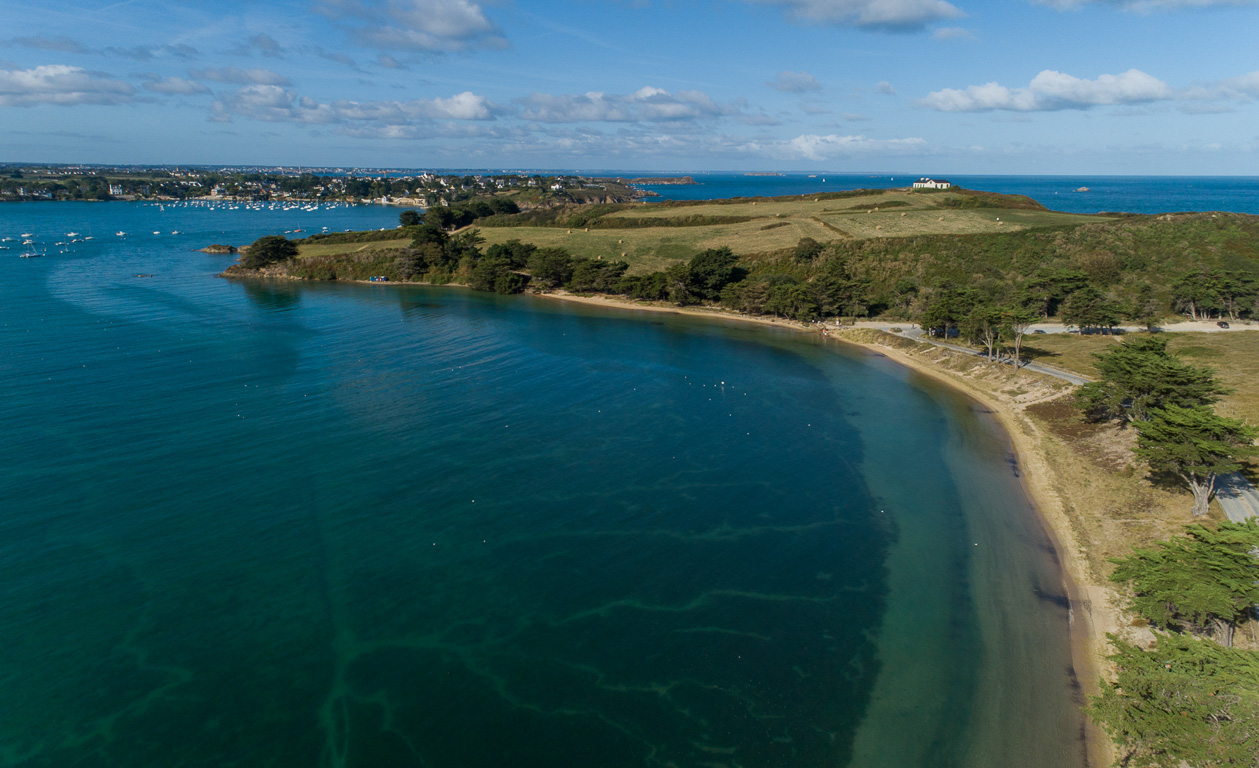 Saint-Coulomb. La Guimorais et les dunes Chevrets, avec l'Île Besnard en second plan et en arrière plan, l'anse du Lupin et Rotheneuf.