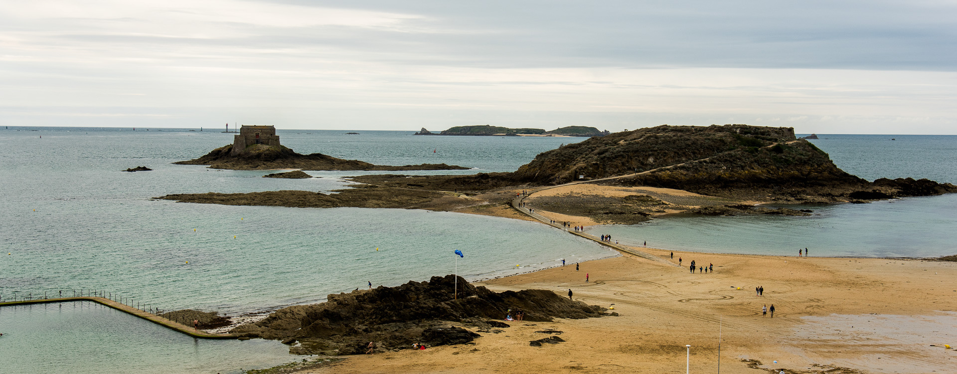 35400 Saint-Malo. Promenade sur les remparts d'Intra-muros