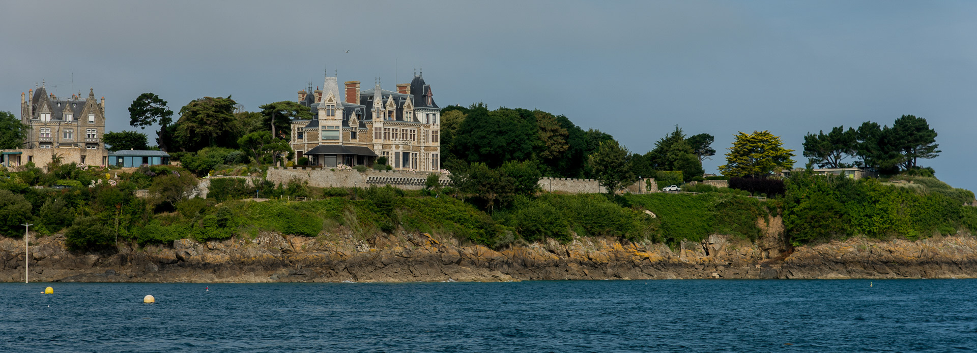 Dinard. Très belles villas sur les bords de Rance.