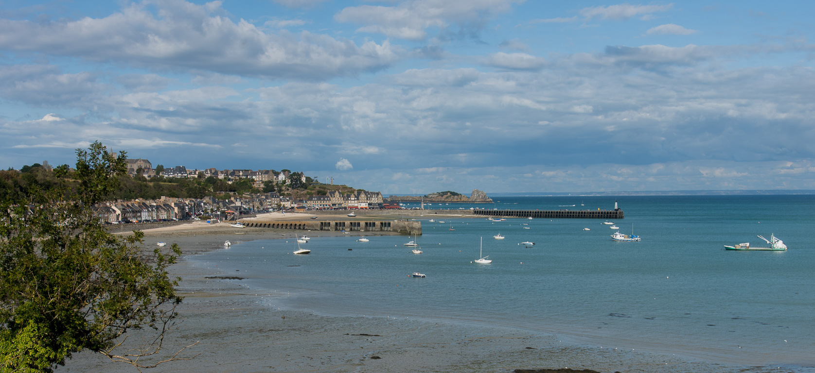 Cancale, vue depuis la route qui amène au port de la Houle.