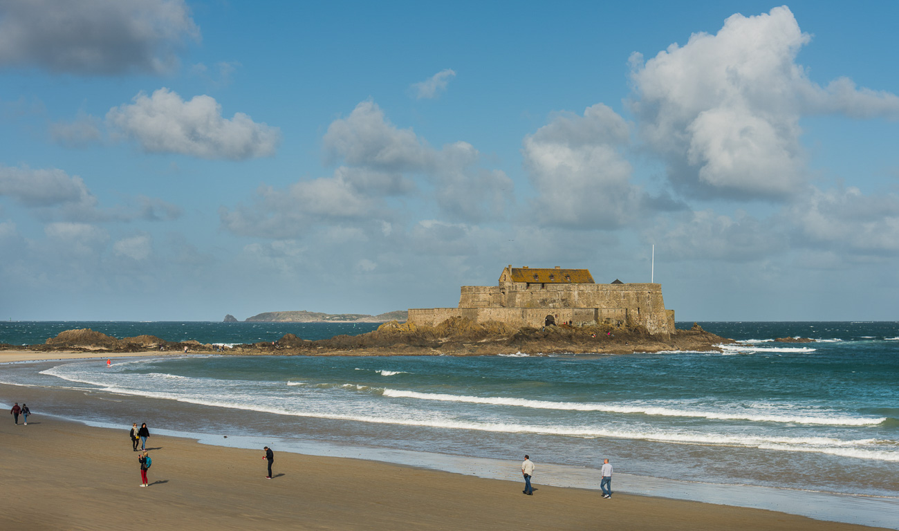 Saint-Malo, plage de l'éventail, vue sur le Fort National.