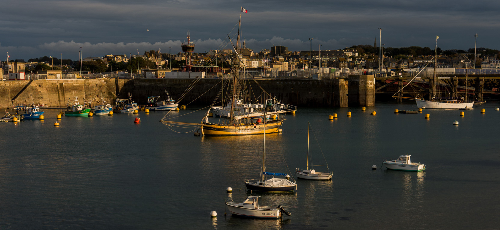 Saint-Malo. Le port du Môle et "le Renard" (réplique du bateau de Surcouf).
