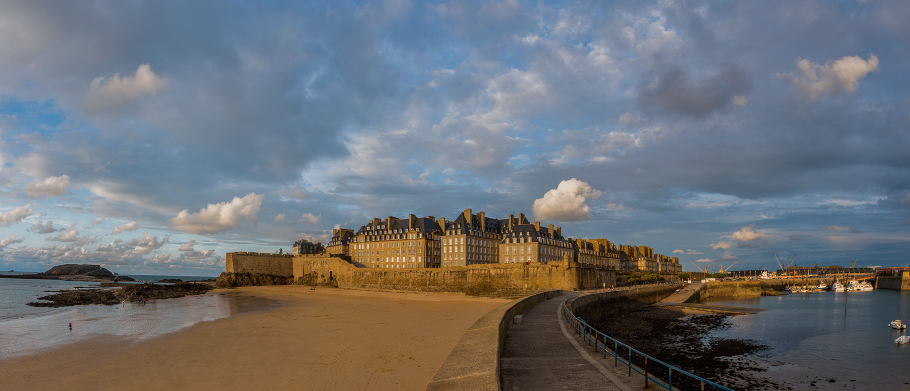 Saint-Malo. La citadelle intra-muros, plage du Môle.
