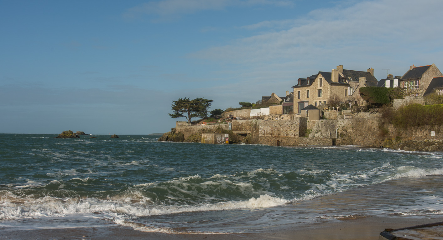 Saint-Malo,  le Minhic. Les grandes marées depuis la plage du Pont.