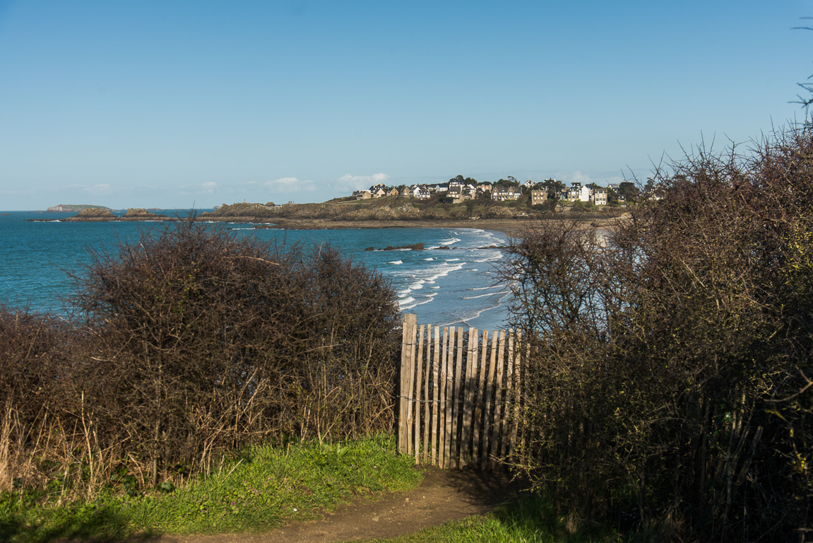 Saint-Lunaire, promenade le long du GR 34.  Plage de Longchamps et la Pointe des Décollés.