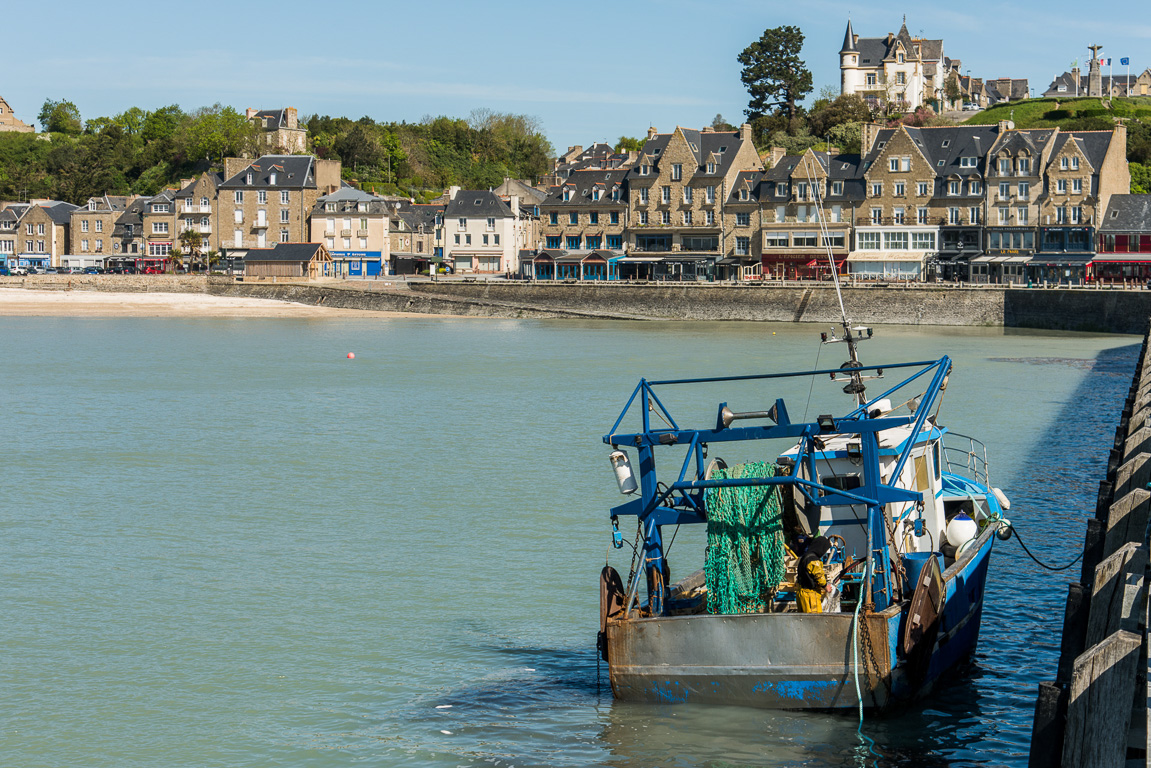 Cancale. Pêcheurs près de la jetée du Port de la Houle.