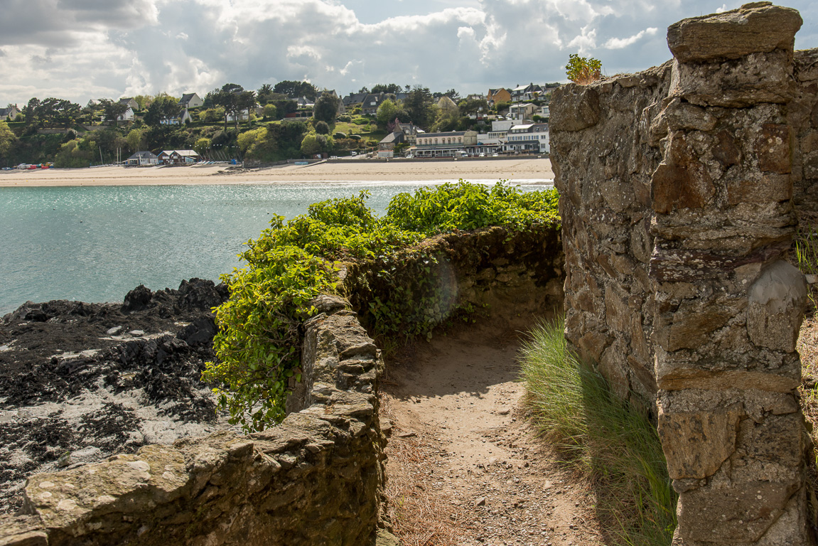 Cancale, le GR34 sur la plage de Port-Mer.