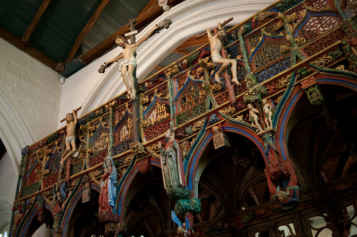 Le Faouët. Chapelle Saint-Fiacre. le Jubée en bois polychrome.