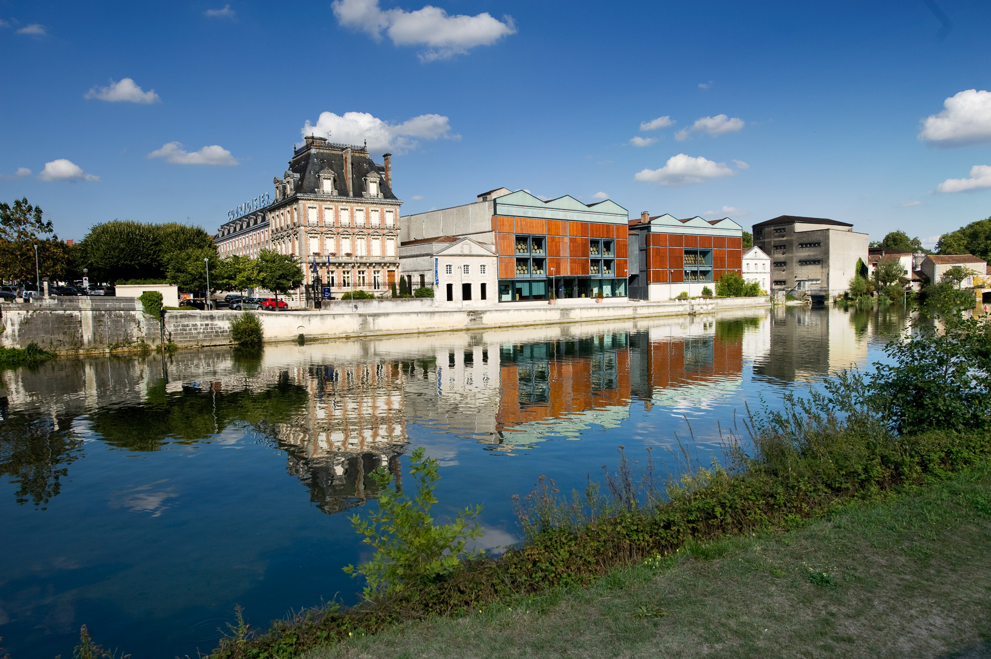 Jarnac, les établissements Courvoisier.