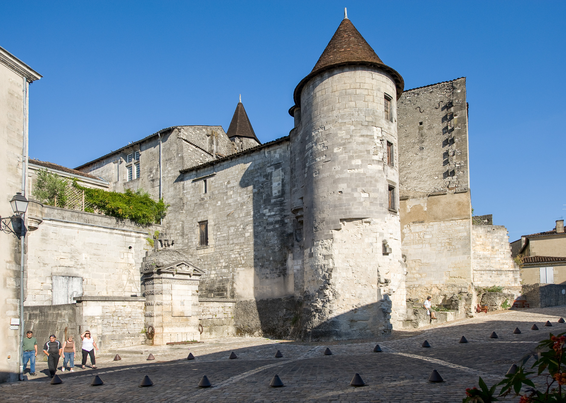 Château des Valois. Rue du Château