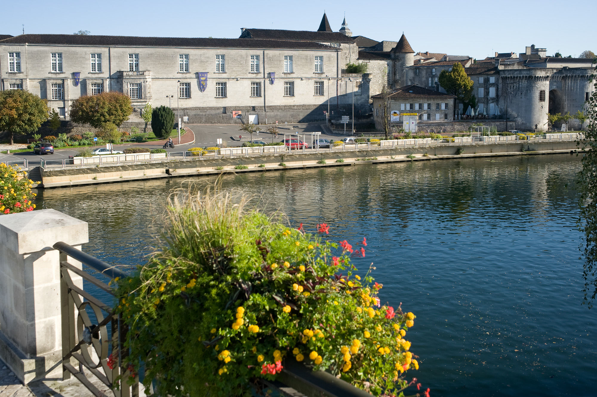 Château des Valois. Cognac Hennessy