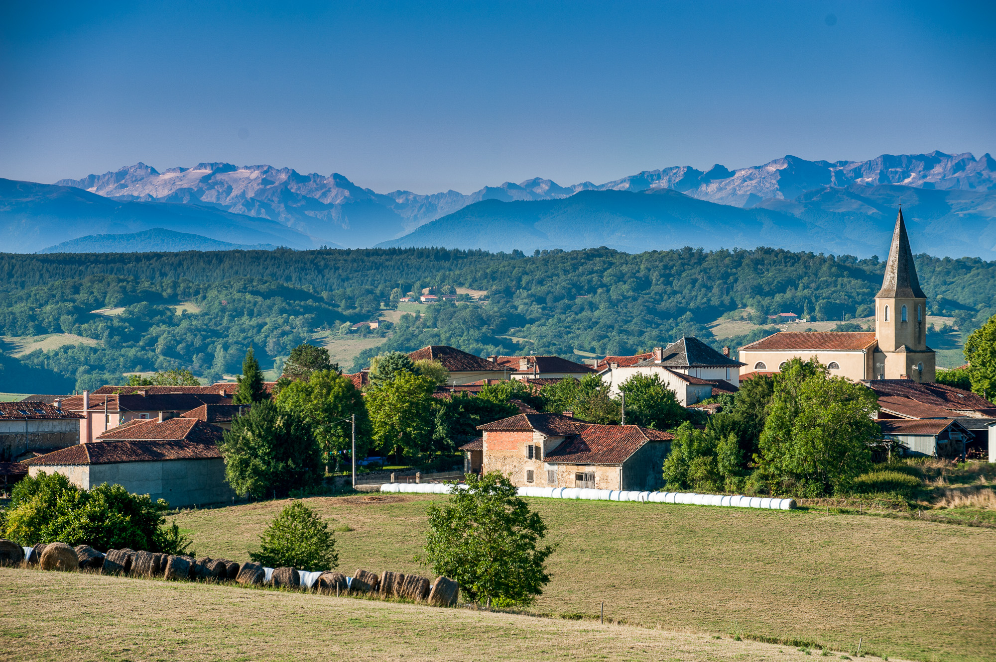 Le village et la chaîne ds pyrennées en arrière plan