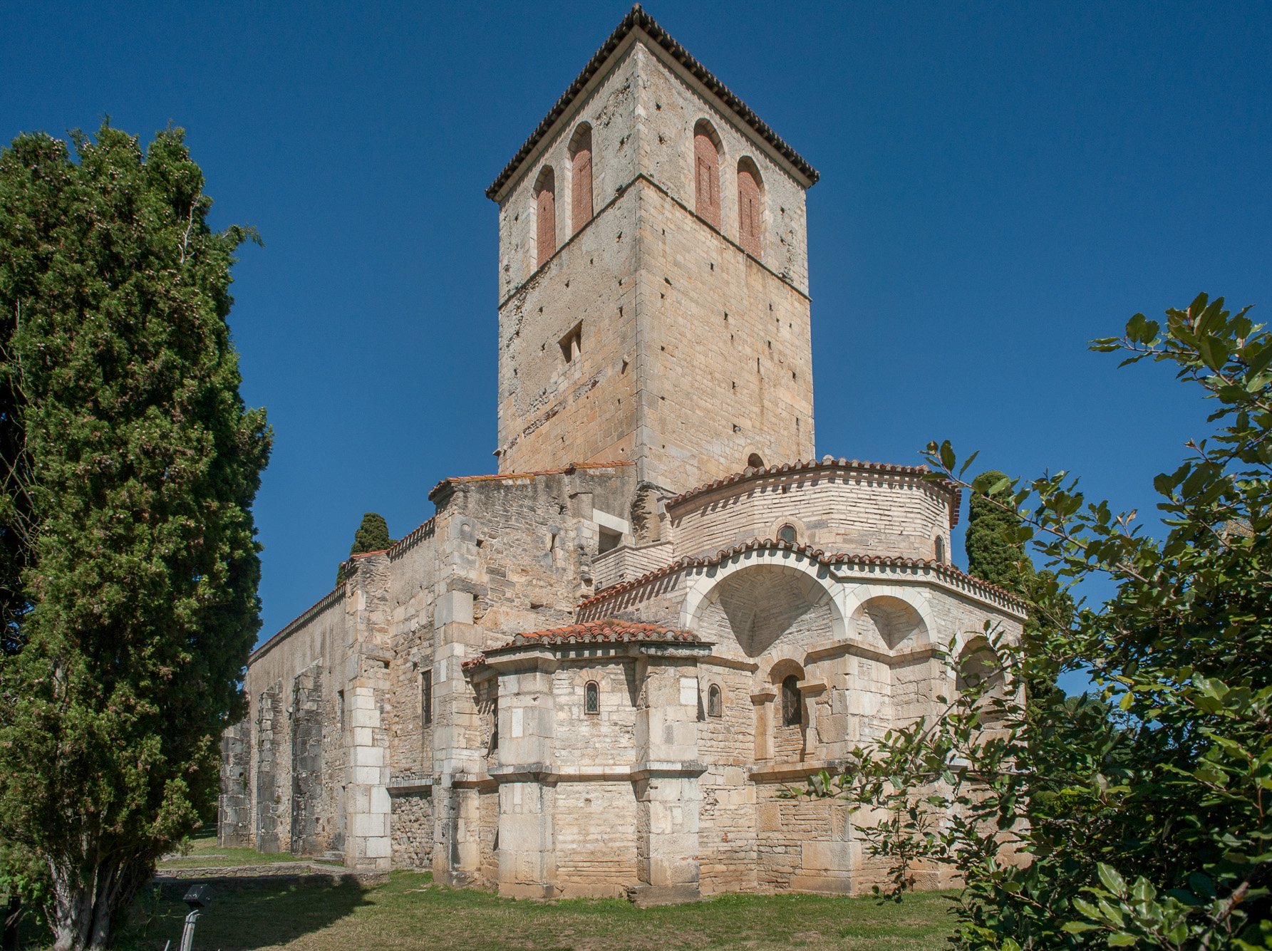 L'église dont certains éléments intérieurs proviennent de la récupérations sur des sites plus anciens