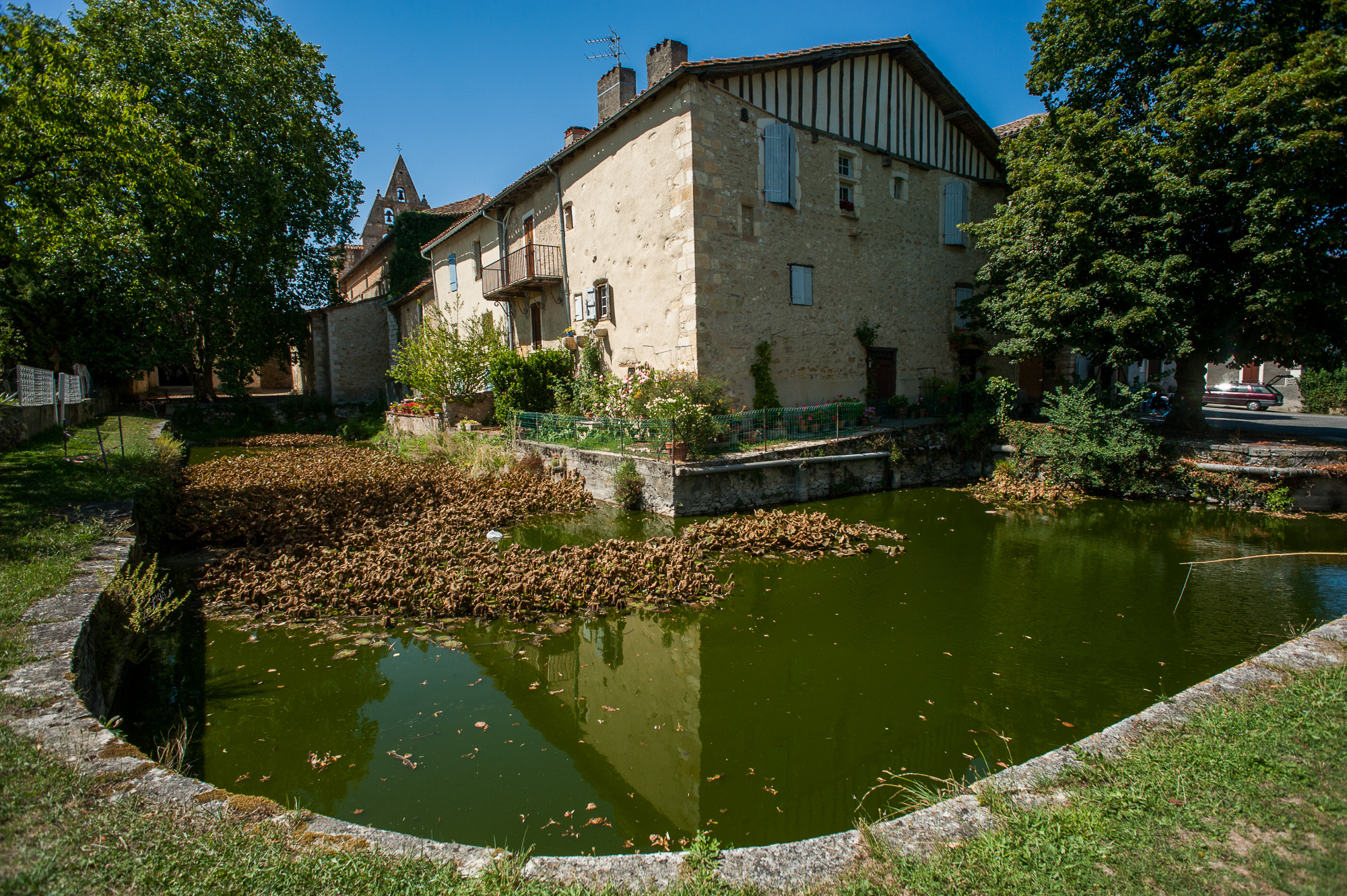 Les douves autour de l'église de l'ancien palais des évèques de Comminges à Alan