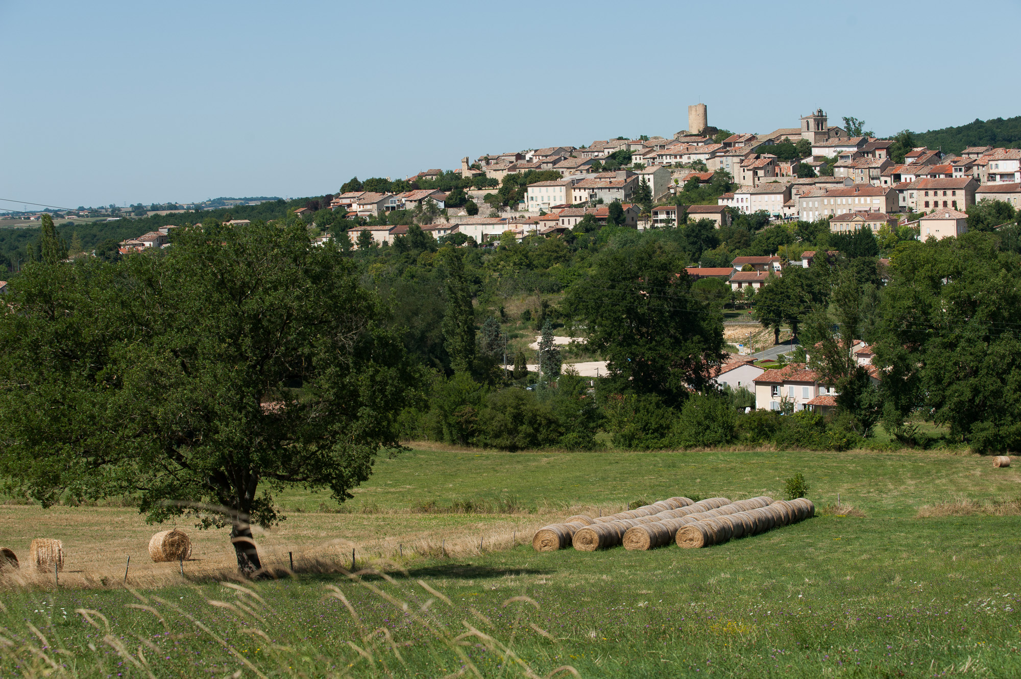 Vues du village depuis la campagne environnante.