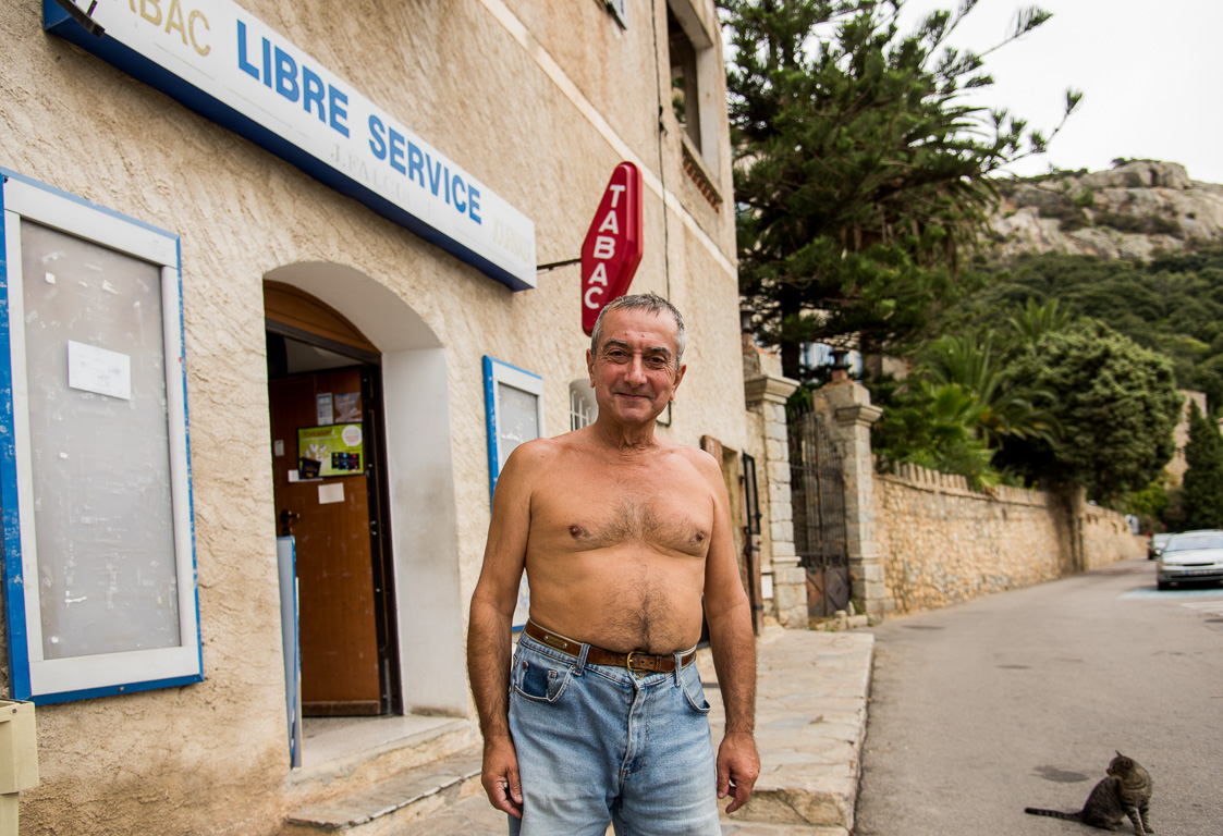 Lumio. Gérard, le propriétaire du tabac libre service.