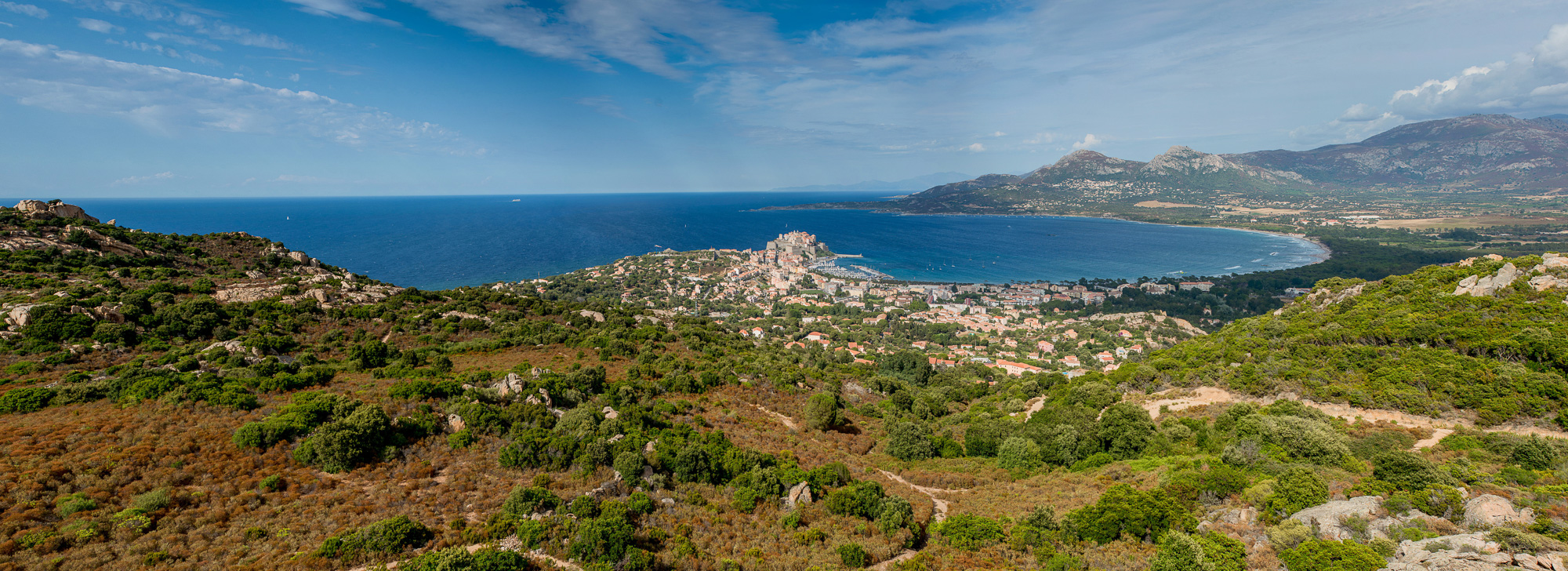 Vue de la baie de Calvi, depuis la chapelle Notre Dame de la Serra.