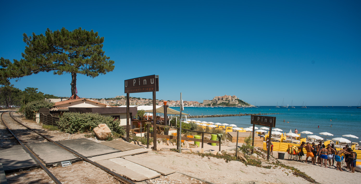 La baie de Calvi sur la Méditerrannée.