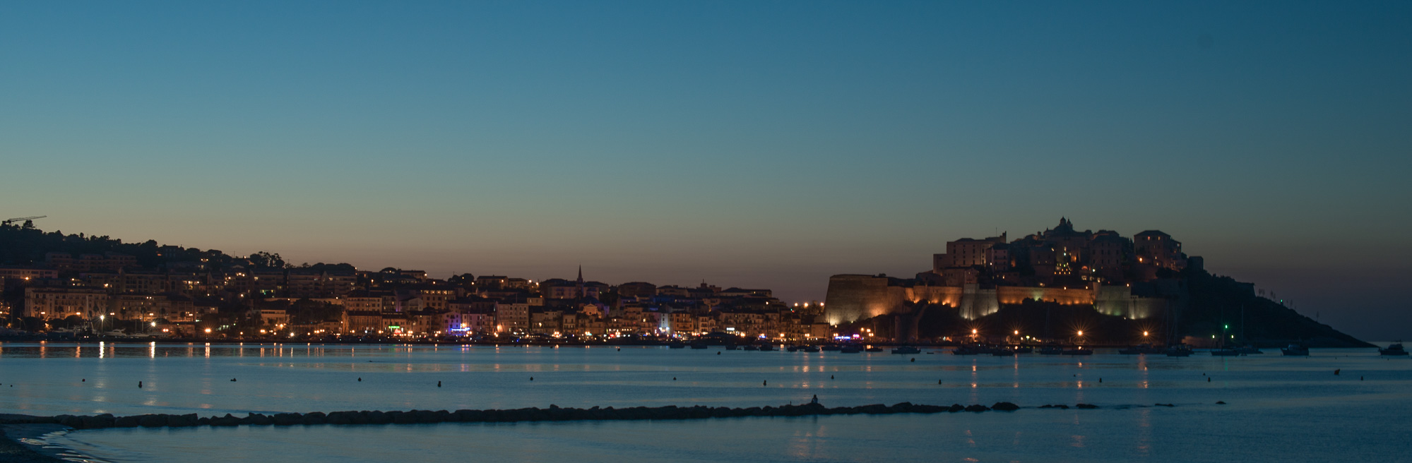 La baie de Calvi sur la Méditerrannée.