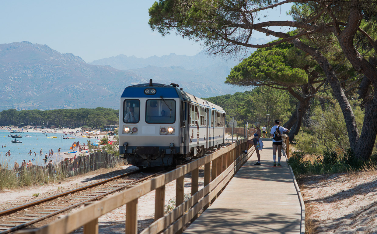 Calvi, depuis le village de Lumio.La plage de la Pinède et le petit train côtier qui dessert le littoral.