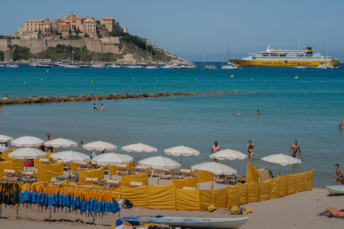 Calvi, La plage de la Pinède et la cité fortifiée.