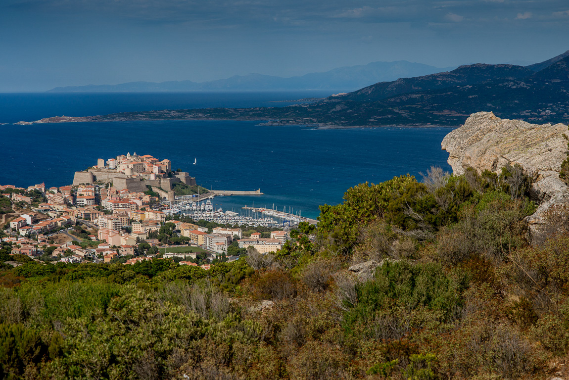 Vue de la baie de Calvi, depuis la chapelle Notre Dame de la Serra.