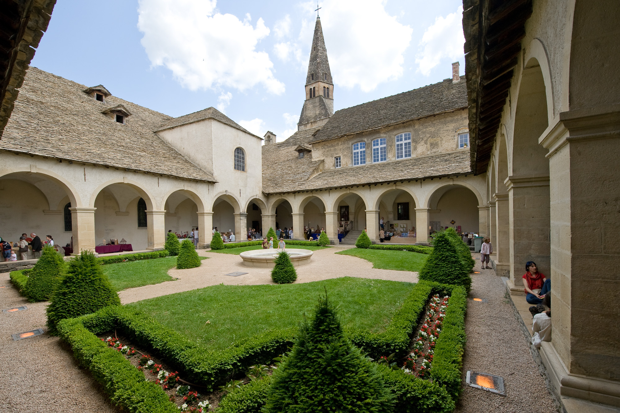 Crémieux. Couvent des Augustins, le Cloître.