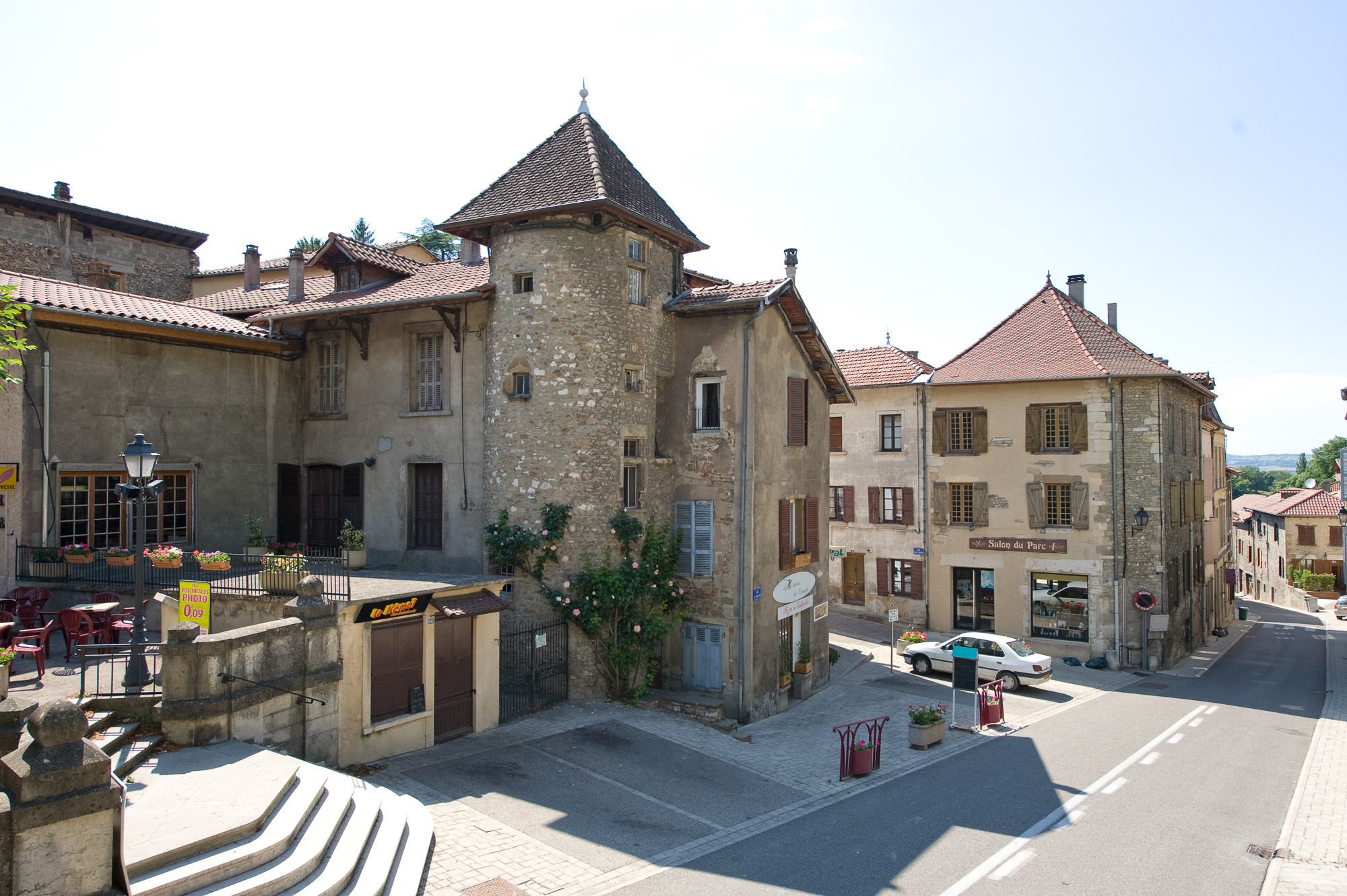 Saint-Chef. Maisons à tourelle.