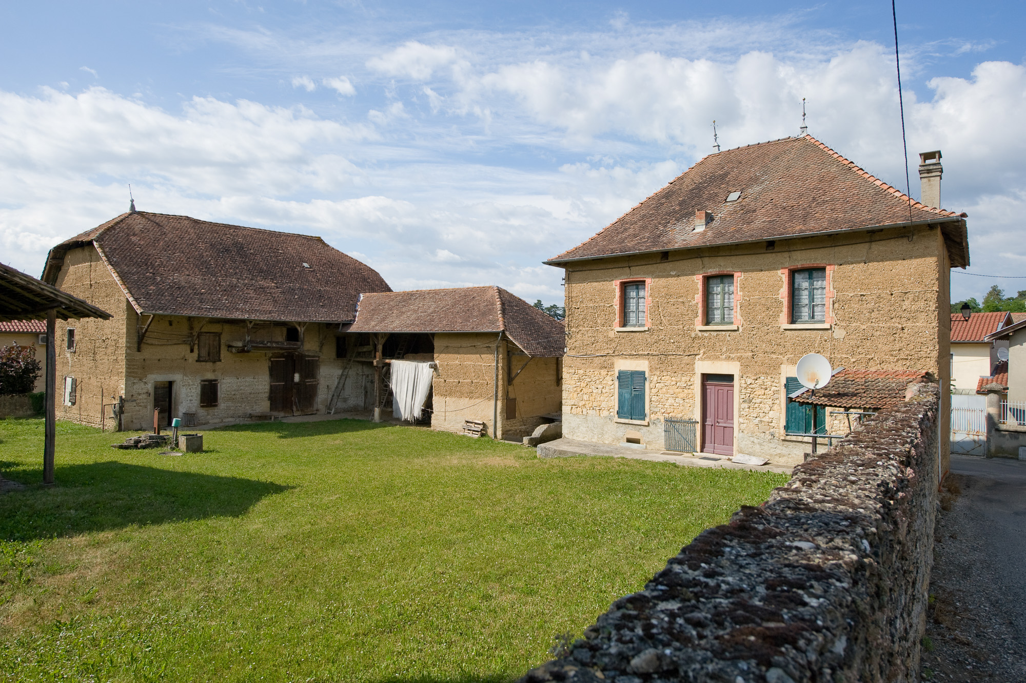 Saint-Chef. Ferme en pisée.