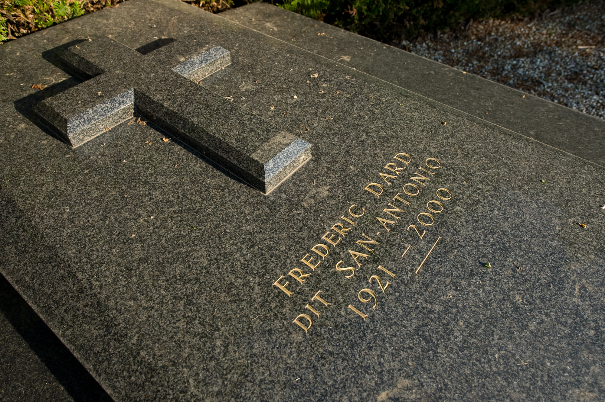 Saint-Chef. Tombe de Frédéric Dard, dit San Antonio.