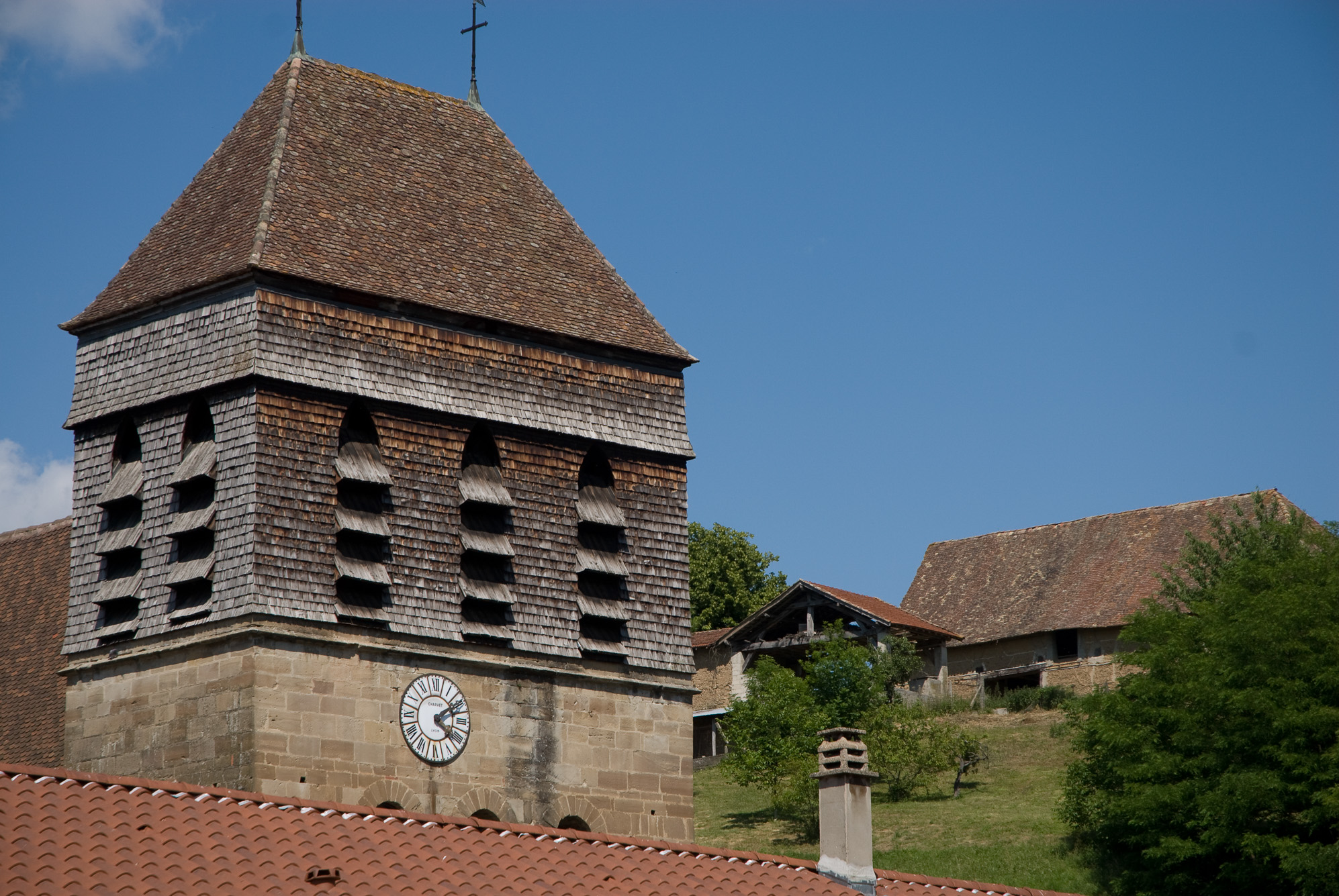 Saint-Chef. Eglise et ferme en pisée.