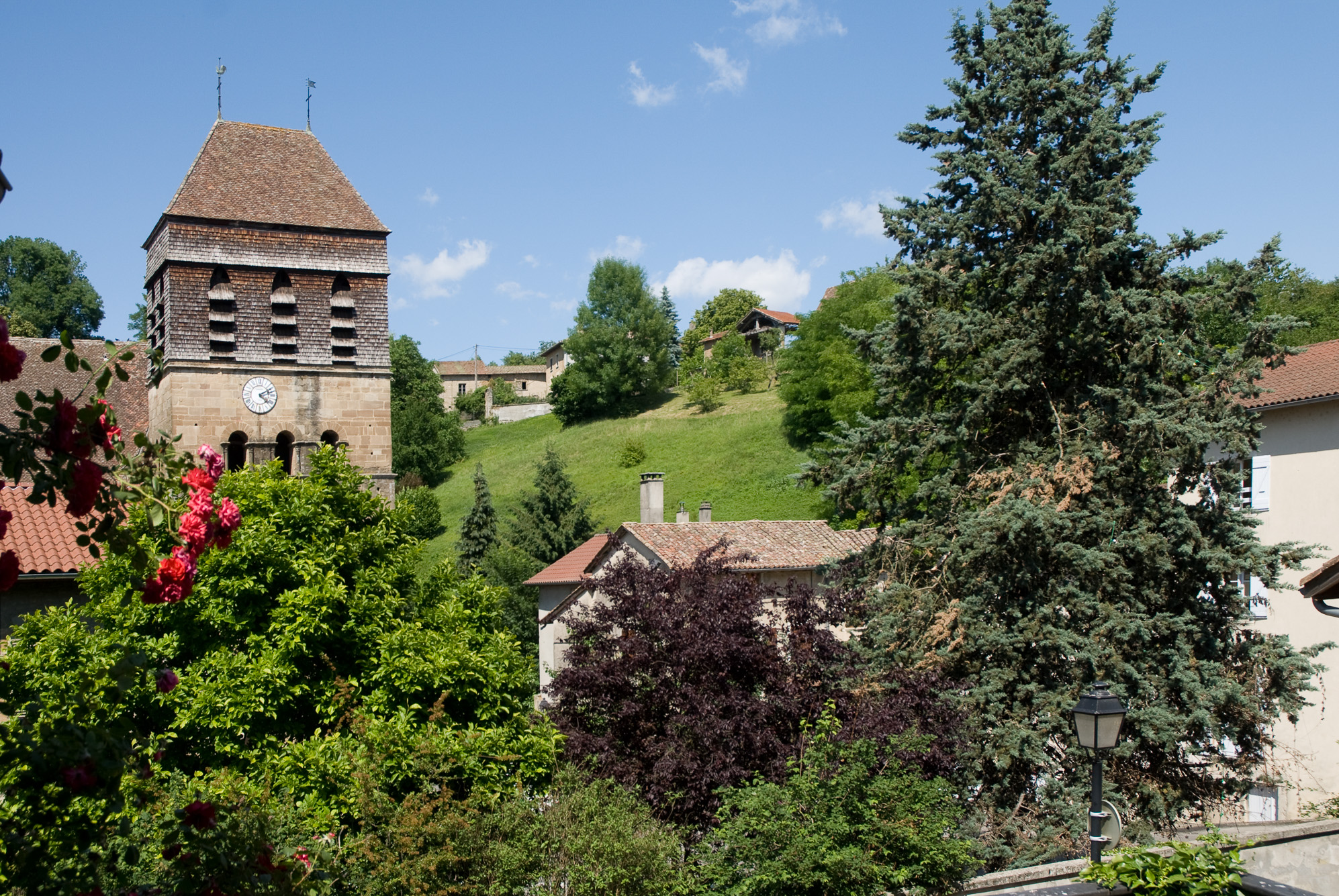 Saint-Chef. Eglise et ferme en pisée.