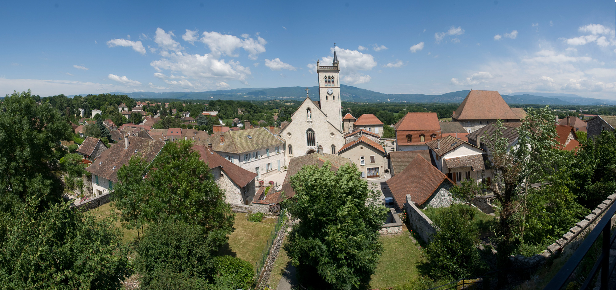 Morestel. L'église, ancienne chapelle des Bénédictins.