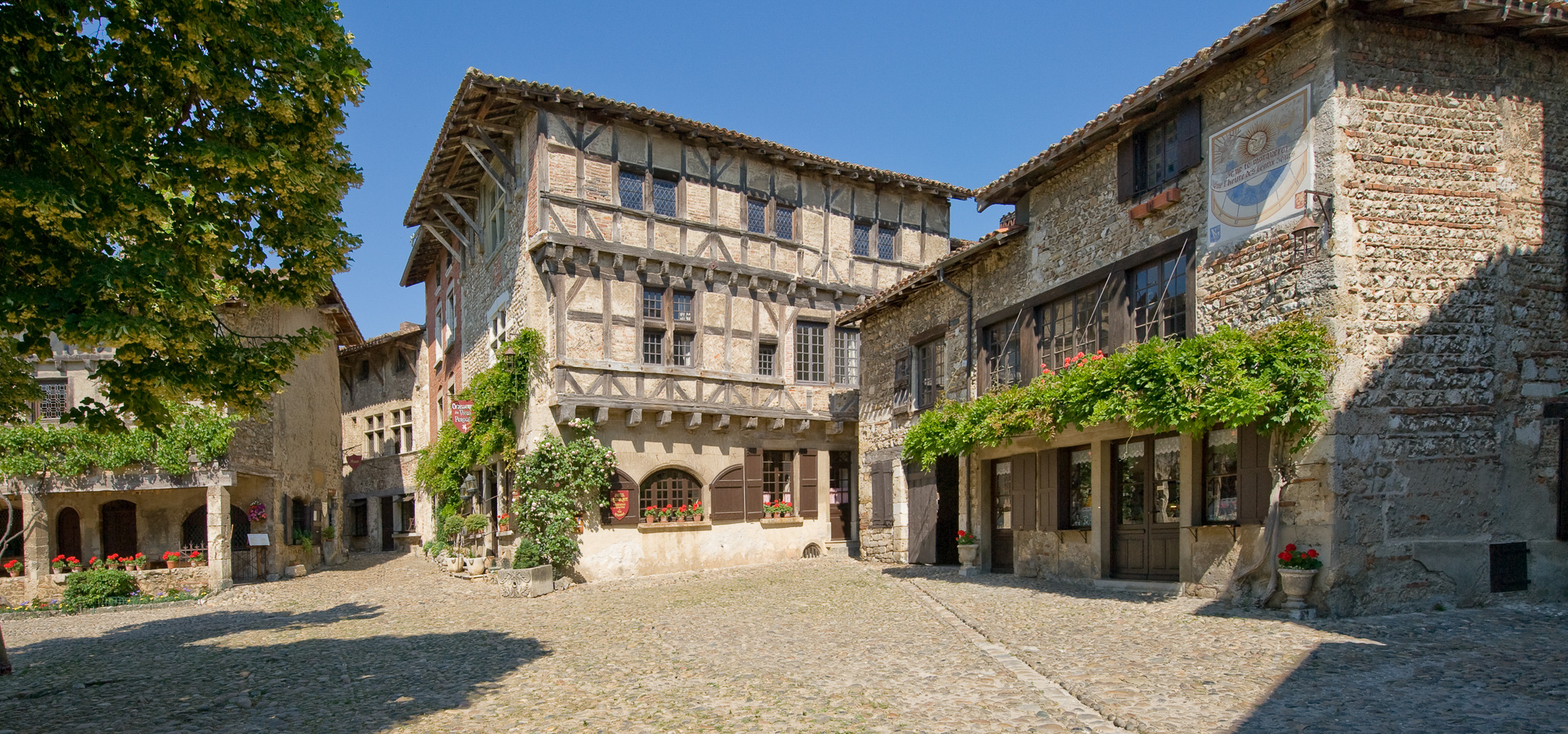 Pérouges. Place du Tilleul Ostellerie.