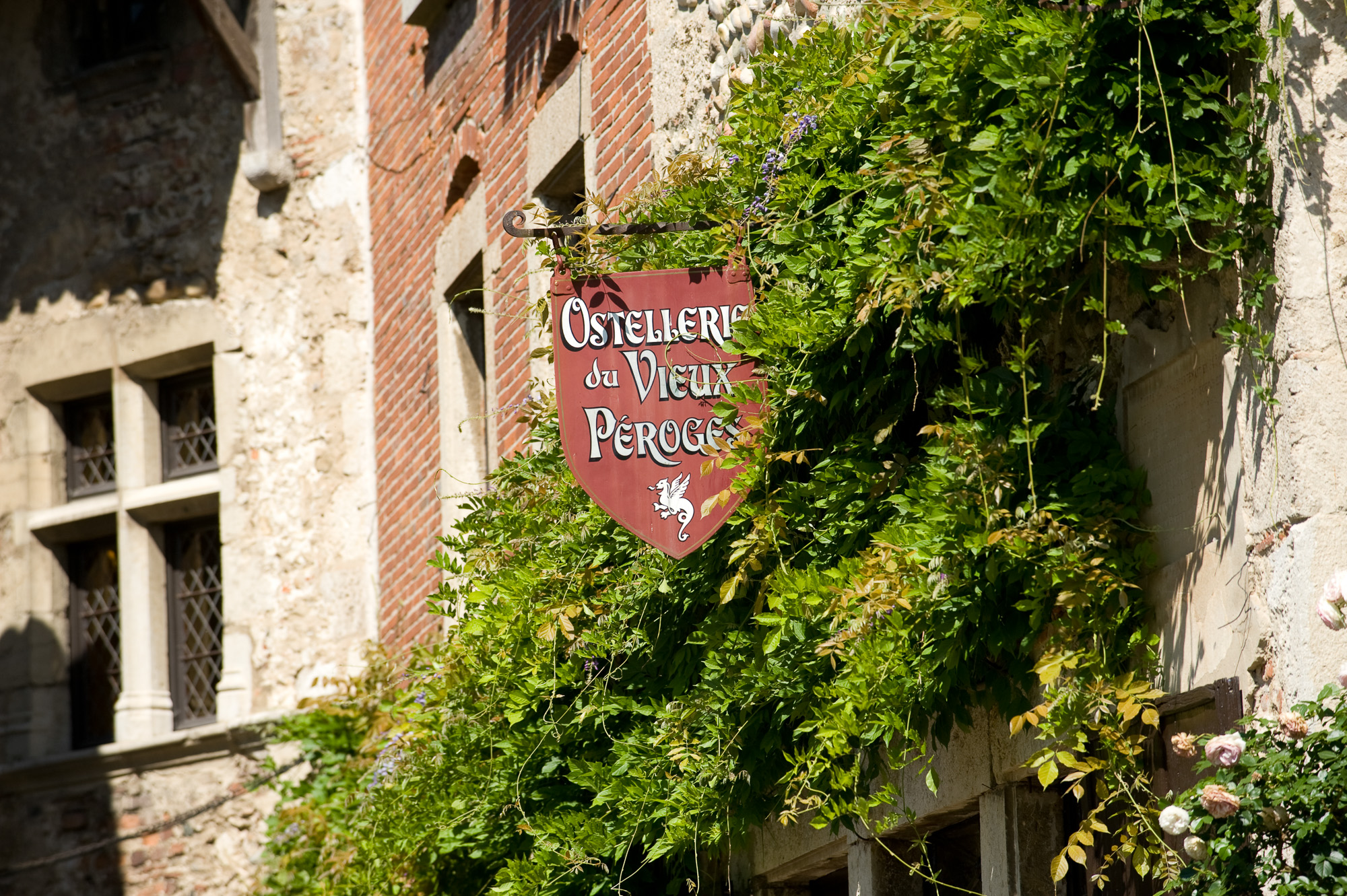 Pérouges. Place du Tilleul Ostellerie.