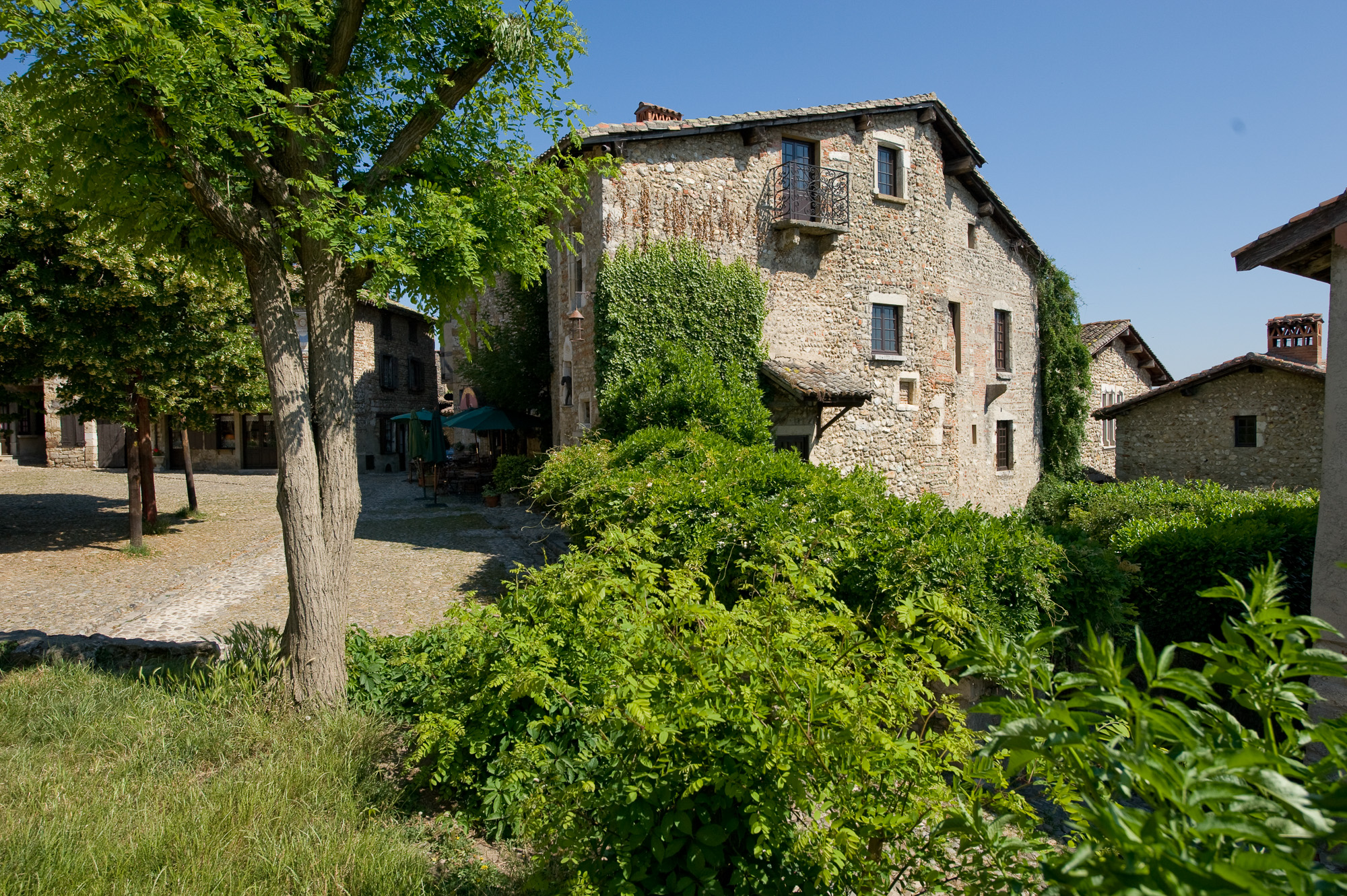 Pérouges. Place du Tilleul Maison des Peintres.