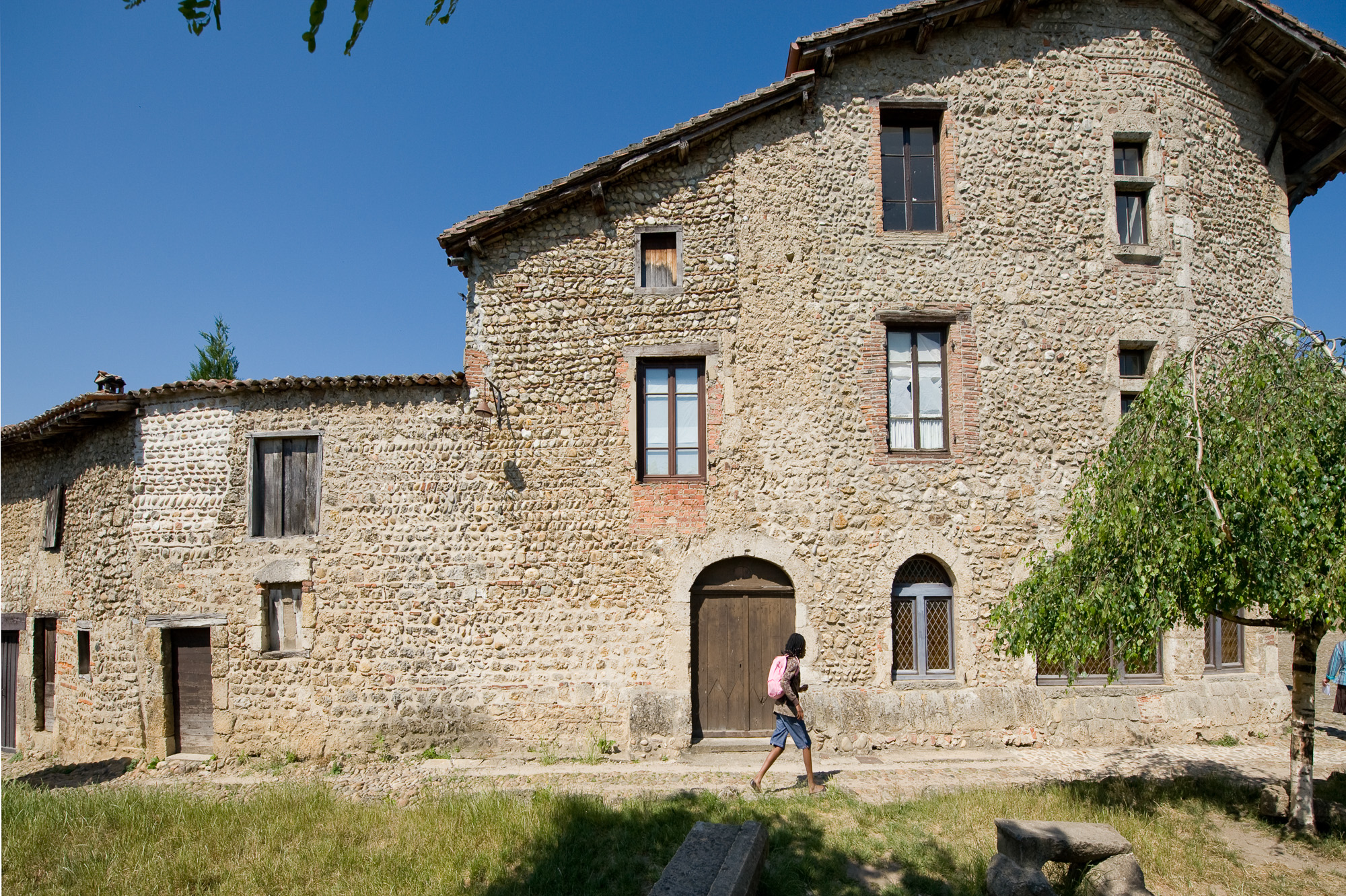 Pérouges. Place du Tilleul Maison des Peintres.