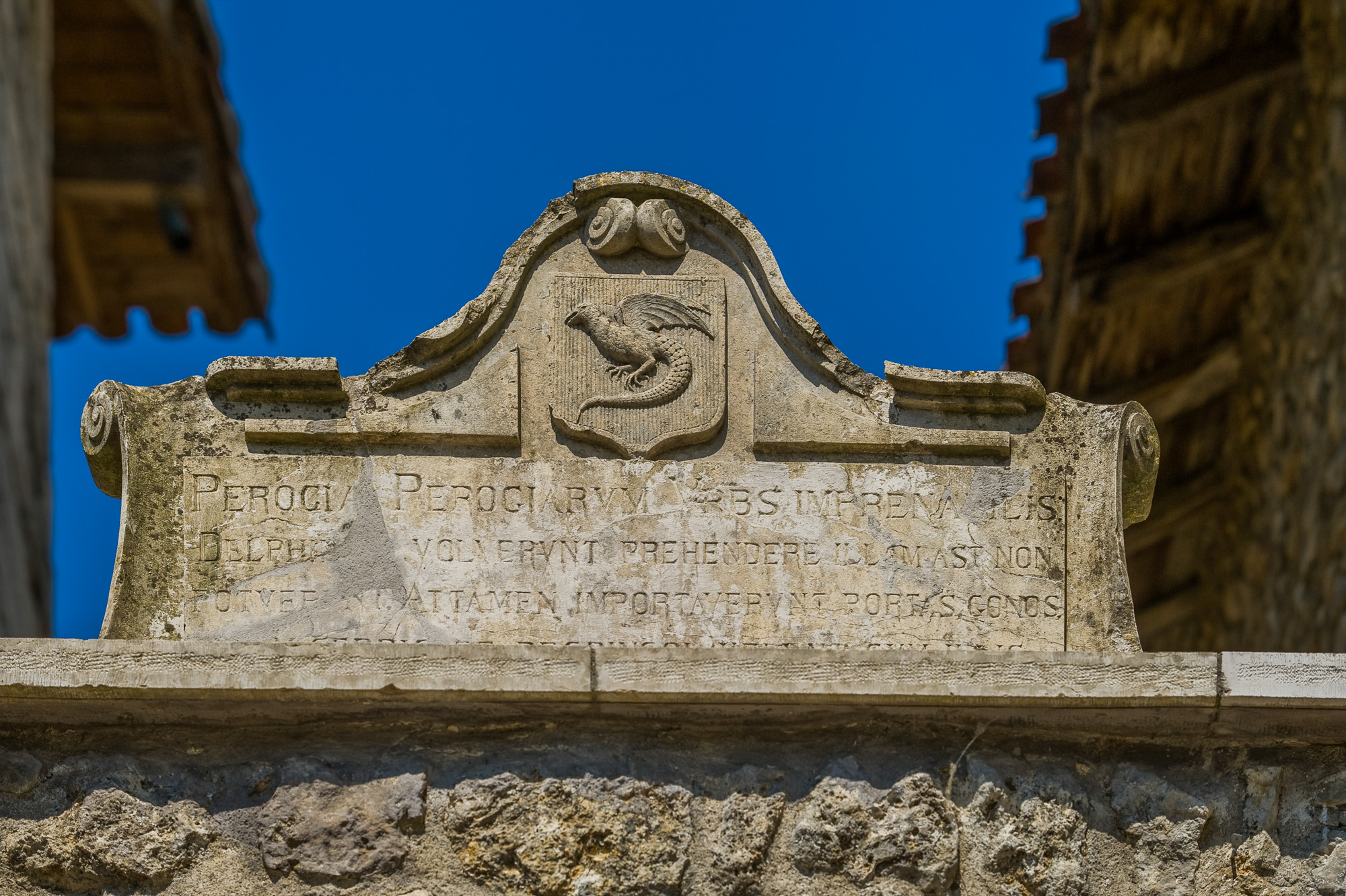 Pérouges. Cartouche en mauvais latin au sommet de la Porte d'En bas.