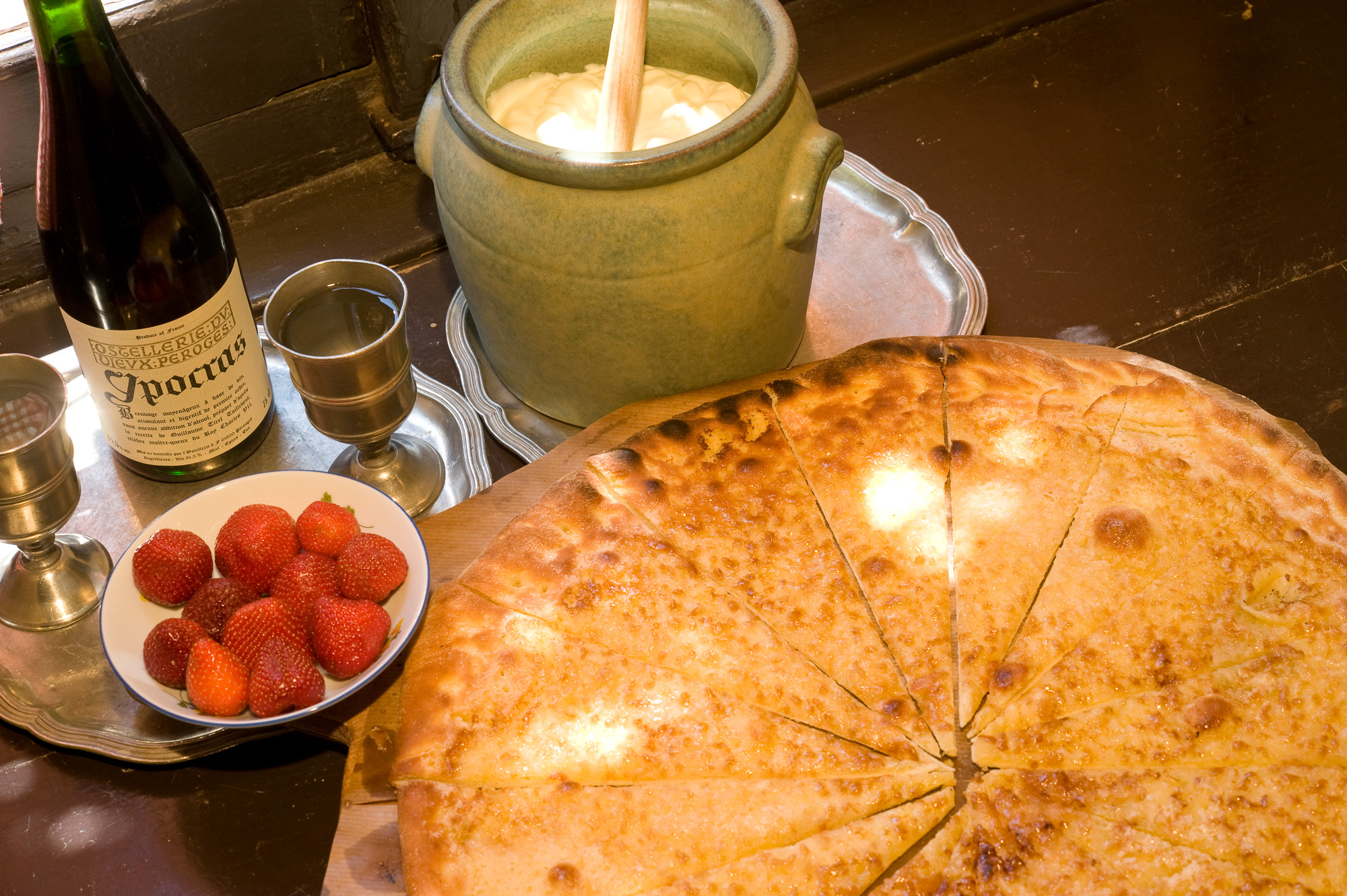 Pérouges. Place des Halles.   Ostellerioe. Galette pérougienne et vin Ypocras.