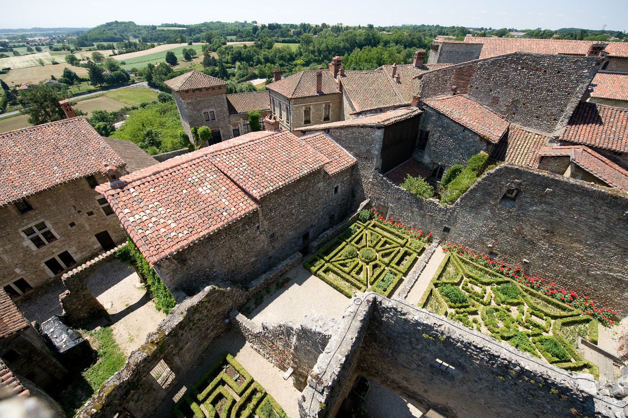 Pérouges. Vue depuis la Tour du Jardin médiéval et les toits.