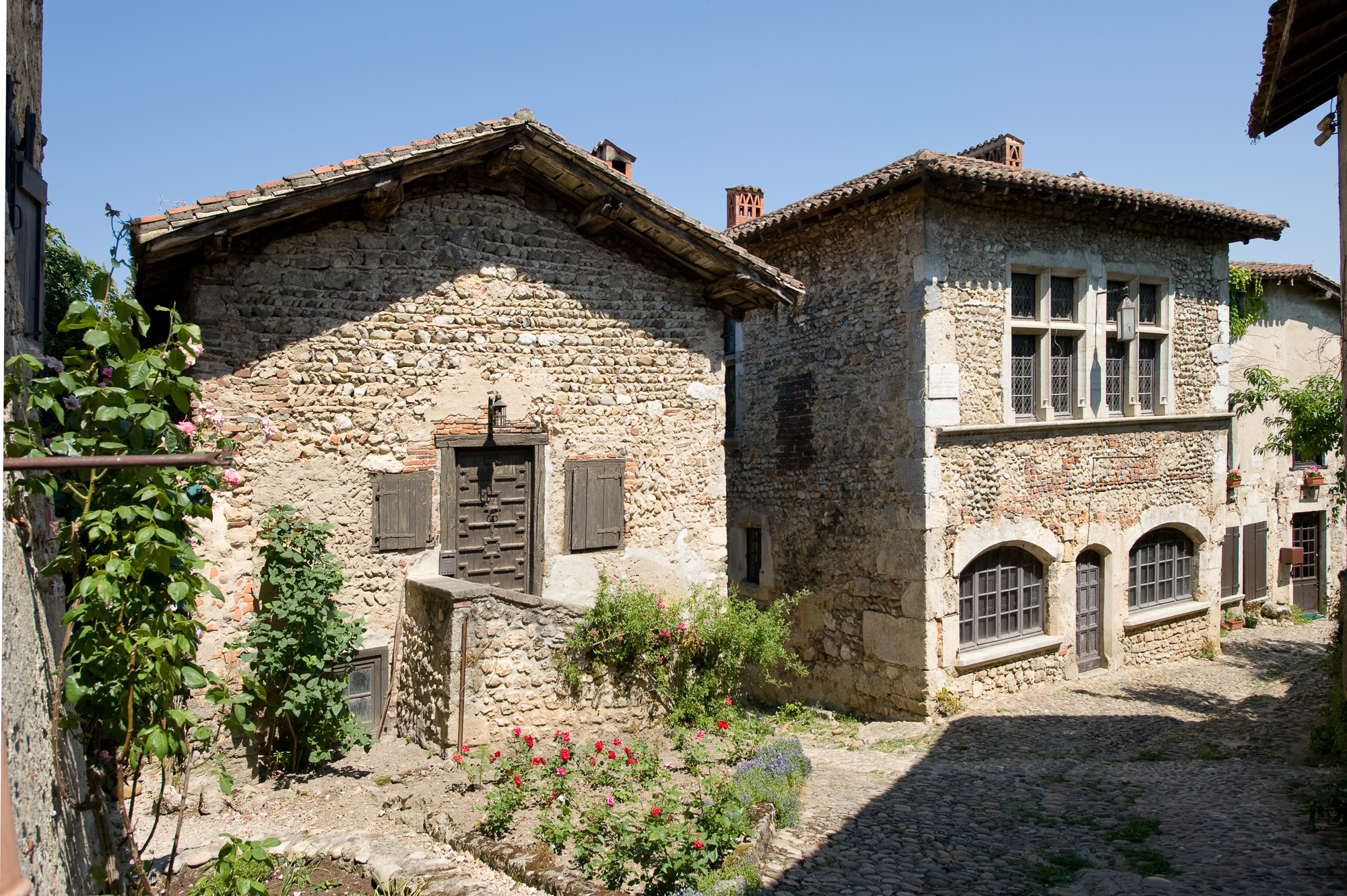 Pérouges. Rue du tambour et à droite, la maison d'Edouard Herriot.