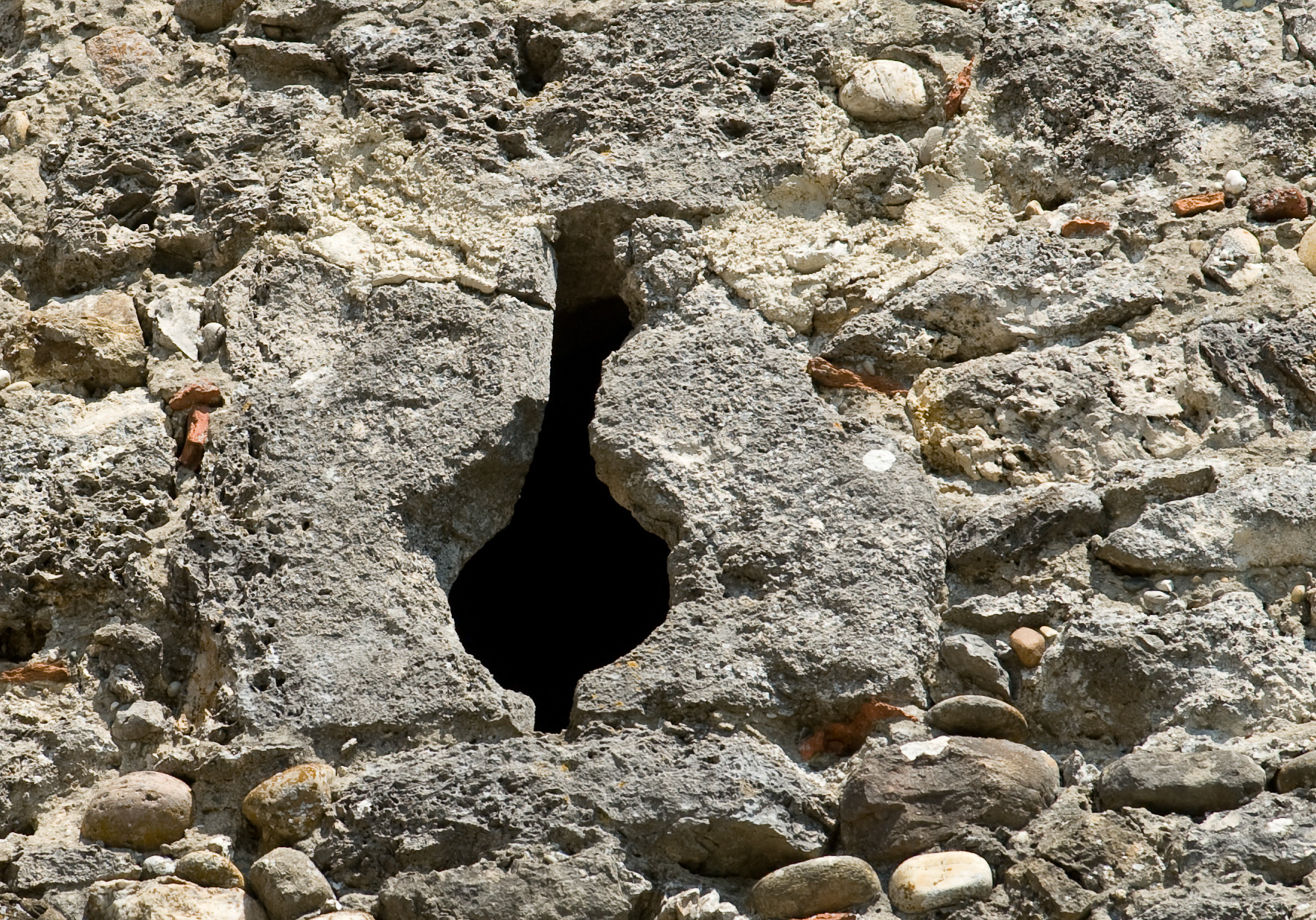 Pérouges. Porte d'En-Haut, archère.